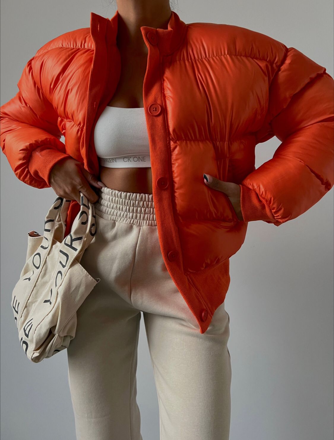 Дамско яке DARA  https://bvseductive.com/products/women-s-jackets-dara-5  модерно дамско яке в оранжев цвят изработено от мека, топла и приятна материя кройка с дължина до кръста и ръкави с ластик в края супер предложение за Вашата визия в студените дни чудесен избор за гардероба на всяка модерна дама