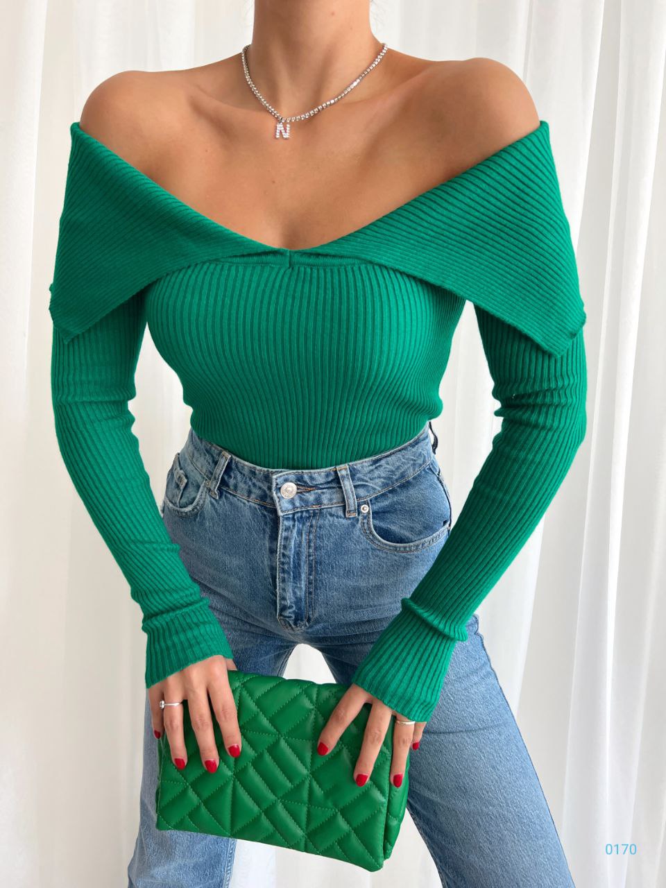 Дамска блуза NANSI  https://bvseductive.com/products/womans-s-shirts-tops-nansi-1  актуална дамска блуза в зелен цвят модел с комфортна кройка и едноцветен дизайн с нежно, отворено деколте и дълги ръкави лесно може да се комбинира с пола или панталон страхотен избор за Вашата удобна визия подходяща за S/M