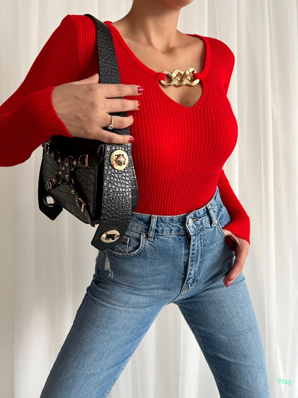 Дамска блуза RENI  https://bvseductive.com/products/womans-s-shirts-tops-reni-1  ефектна дамска блуза в червен цвят съставена от мека и приятна материя модел с дълги ръкави и вталена кройка с интересен акцент на деколтето страхотен избор за Вашата тренди визия подходяща за S/M