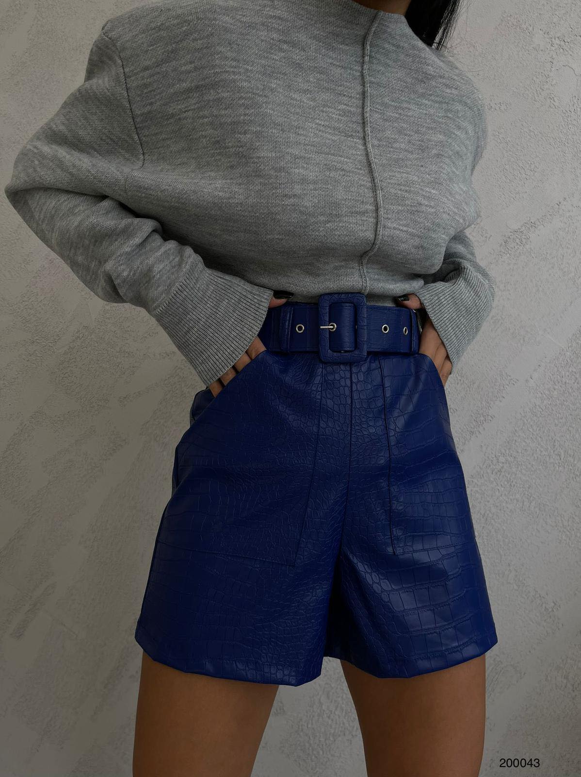 Дамски панталони YANINA  https://bvseductive.com/products/дамски-панталони-yanina-1  модерни къси панталонки в син цвят модел със свободна и удобна кройка с колан в горната част и удобни джобове позволява лесно да се комбинира&nbsp; идеален избор за преходния период&nbsp; комфортно предложение за стилна визия&nbsp;