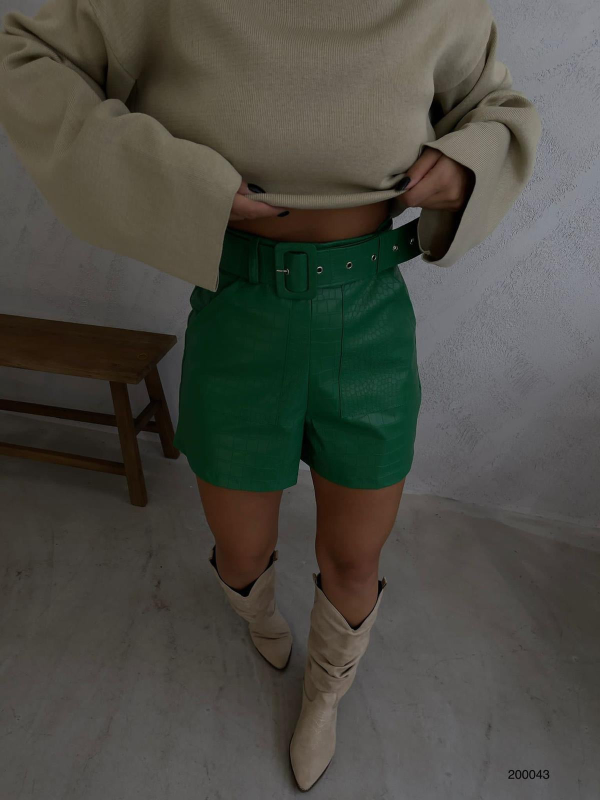 Дамски панталони YANINA  https://bvseductive.com/products/дамски-панталони-yanina-2  модерни къси панталонки в зелен цвят модел със свободна и удобна кройка с колан в горната част и удобни джобове позволява лесно да се комбинира&nbsp; идеален избор за преходния период&nbsp; комфортно предложение за стилна визия&nbsp;