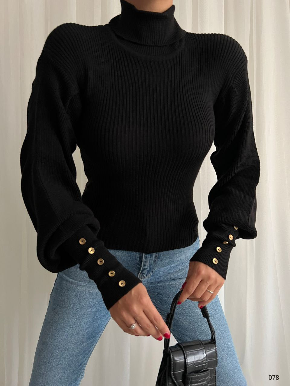 Дамска блуза SEMIRA  https://bvseductive.com/products/дамска-блуза-semira  дамска блуза в черен цвят модел по тялото с поло яка фино плетен рипс и красив ръкав стил и удобство във ежедневието