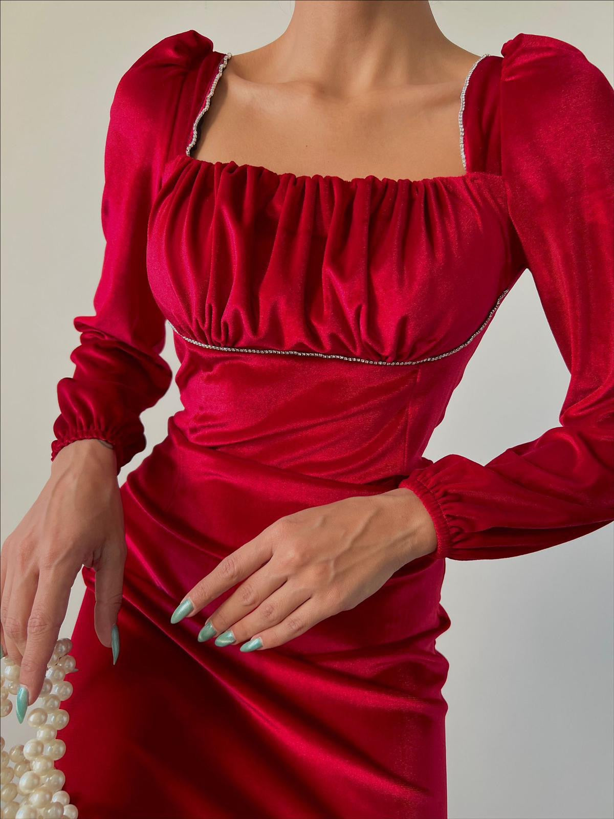 Дамска рокля VIVAN BURGUNDY  https://bvseductive.com/products/womans-s-dresses-vivan-burgundy  модерна къса рокля в цвят бордо модел с удобна кройка, който описва силуета с дълги, буфан ръкави и стилно, право деколте с удобно затваряне чрез цип отзад ....