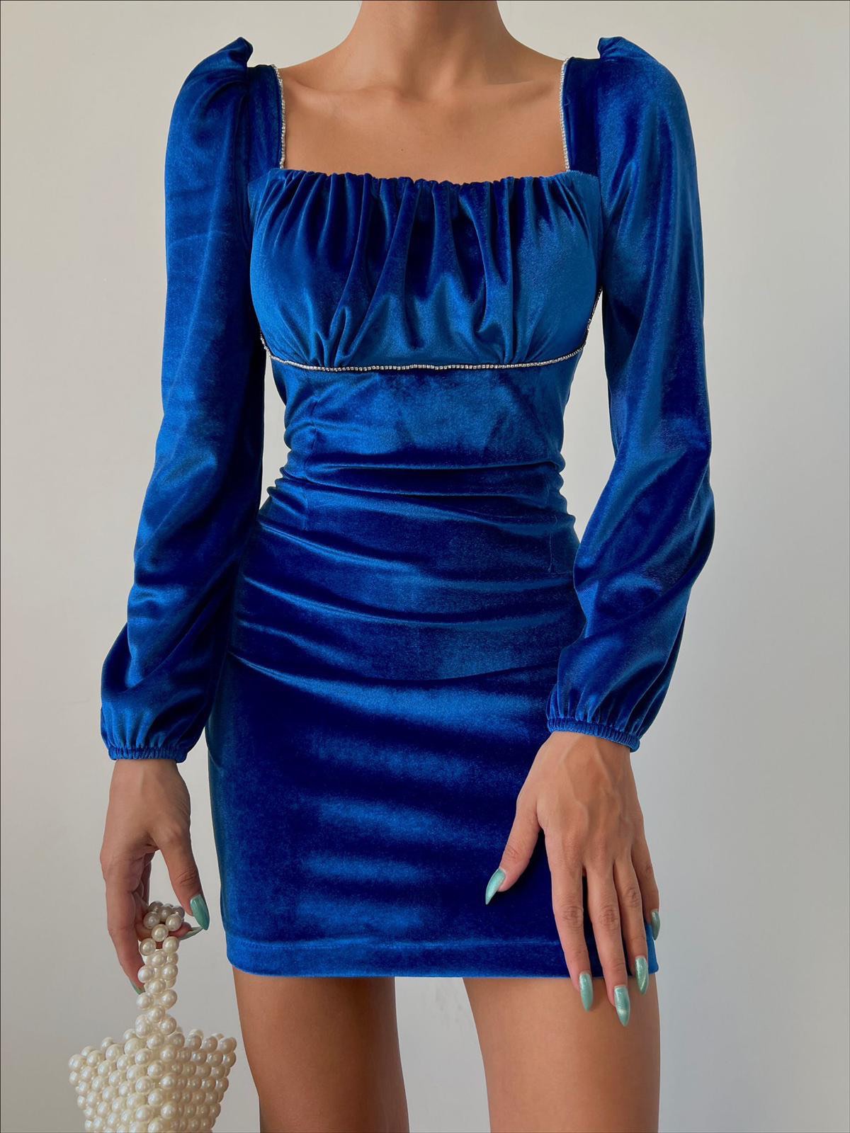 Дамска рокля VIVAN BLUE  https://bvseductive.com/products/womans-s-dresses-vivan-blue  модерна къса рокля в син цвят модел с удобна кройка, който описва силуета с дълги, буфан ръкави и стилно, право деколте с удобно затваряне чрез цип отзад ......