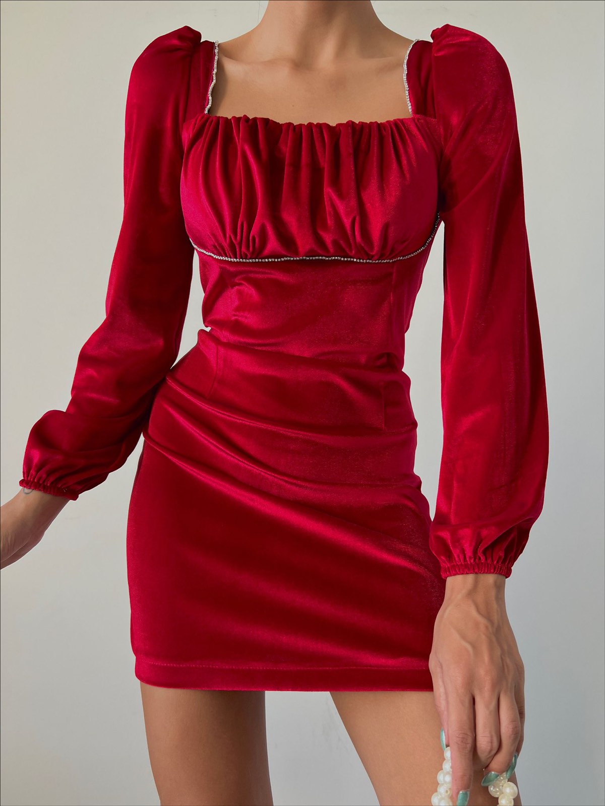Дамска рокля VIVAN BURGUNDY  https://bvseductive.com/products/womans-s-dresses-vivan-burgundy  модерна къса рокля в цвят бордо модел с удобна кройка, който описва силуета с дълги, буфан ръкави и стилно, право деколте с удобно затваряне чрез цип отзад ....