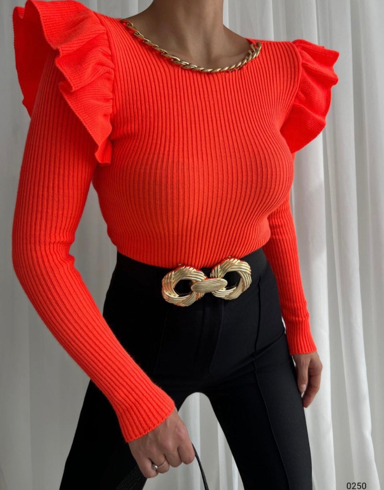 Дамска блуза EMMA  https://bvseductive.com/products/womans-s-shirts-tops-emma-1  ежедневна дамска блуза в оранжев цвят съставена от мека и приятна материя модел с обло деколте и дълги ръкави с кокетни воланчета около раменете топ избор за Вашата актуална визия подходяща за S/M